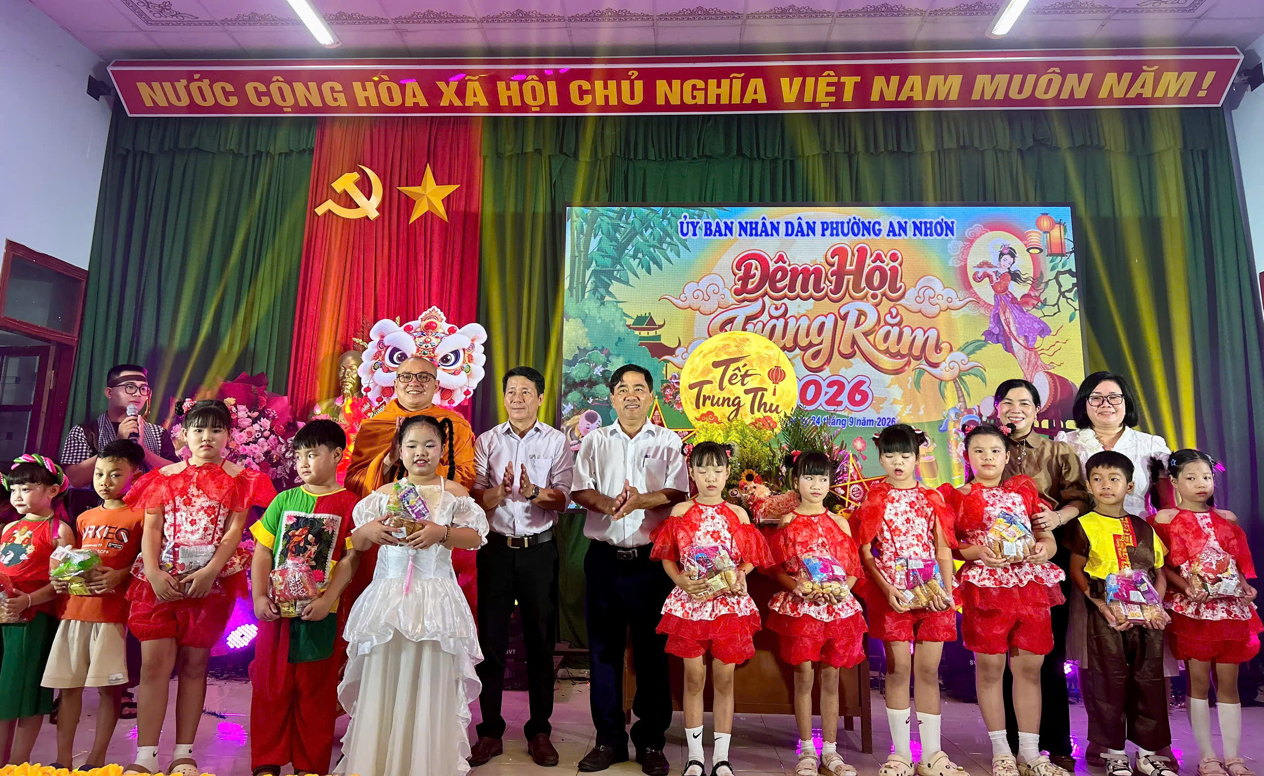 An Nhơn: Tịnh xá Ngọc Duyên trao quà Trung thu đến các em thiếu nhi